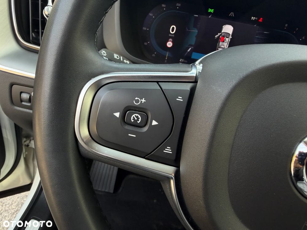 Volvo XC 60 B4 B Momentum Pro - 24