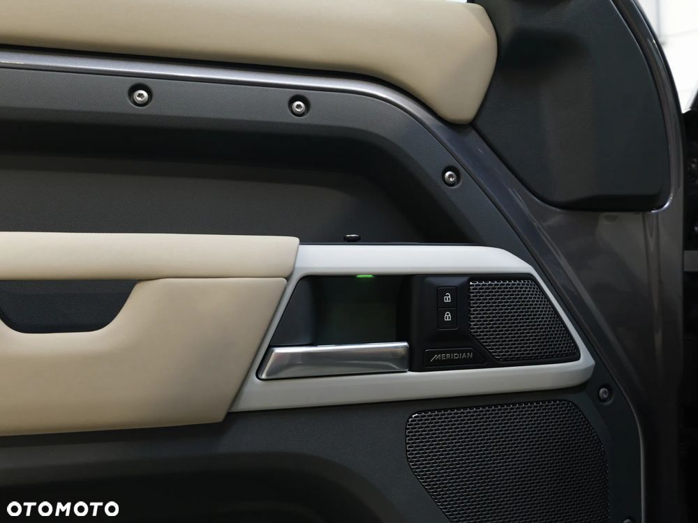 Land Rover Defender 2.0 P300 SE - 35