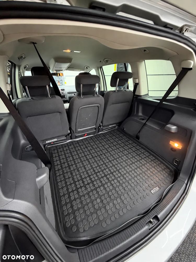 Volkswagen Touran - 10