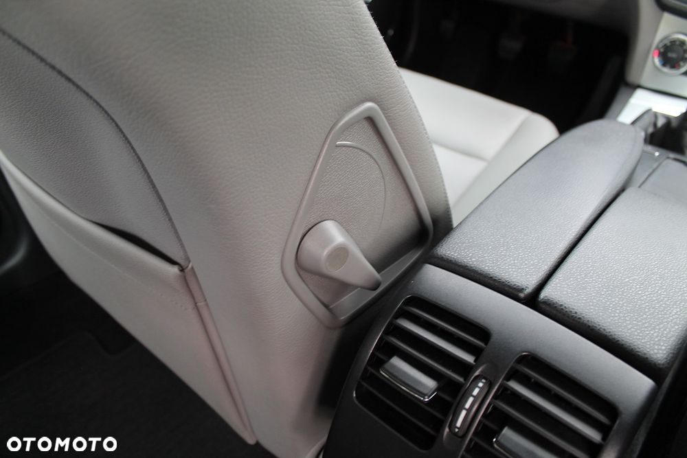 Mercedes-Benz Klasa C 220 CDI DPF Avantgarde - 25