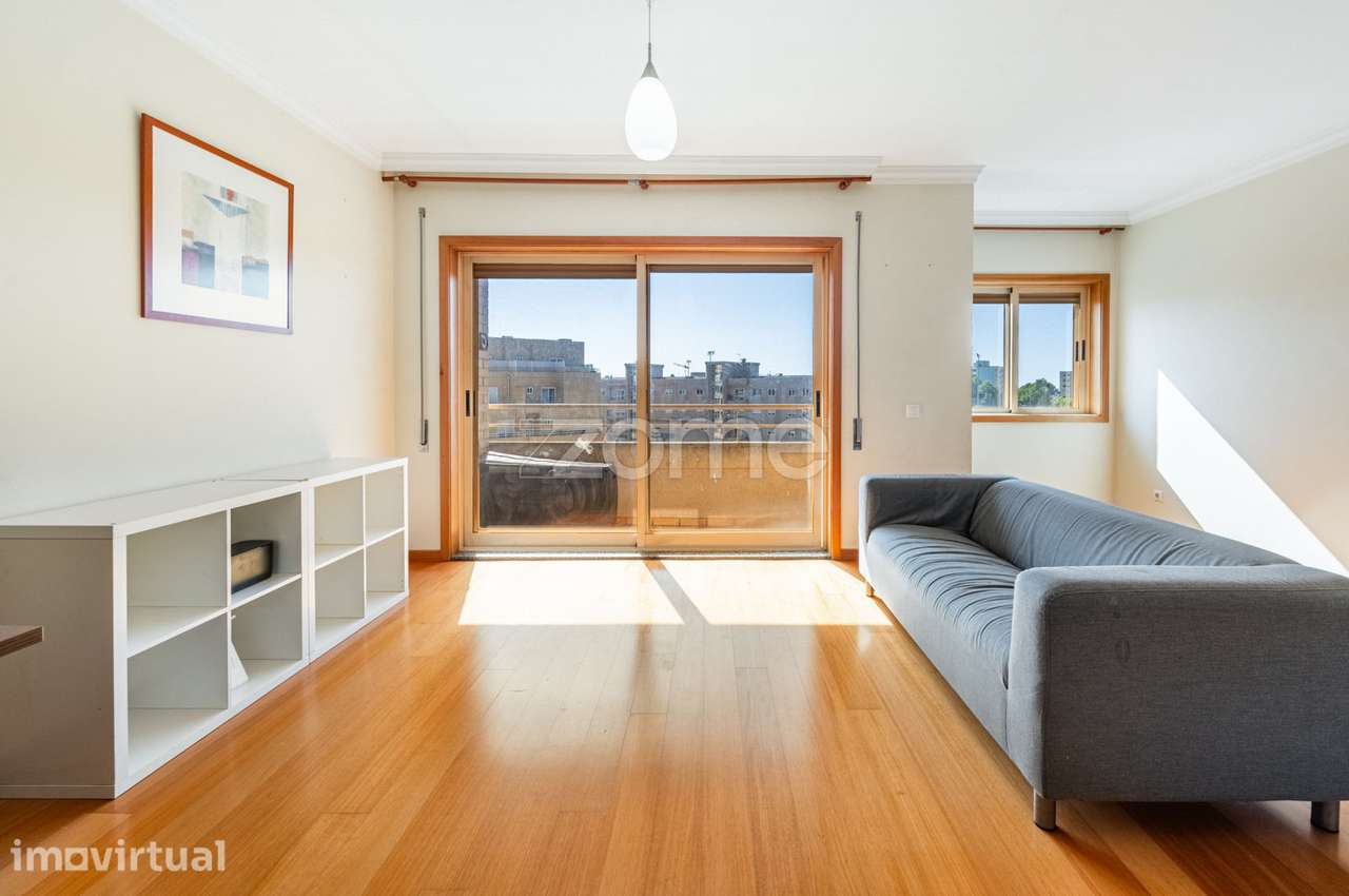 Apartamento Duplex T4 com 2 terraços, varanda e garagem fechada - Grande imagem: 2/21