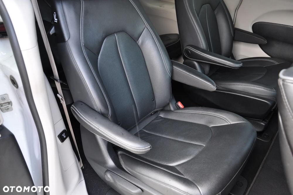 Chrysler Pacifica - 32