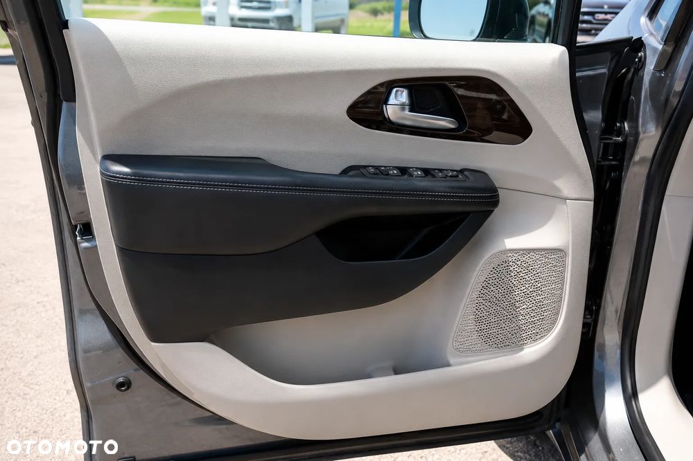 Chrysler Pacifica - 10