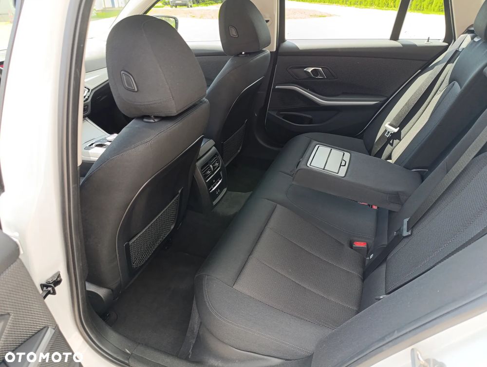 BMW Seria 3 320d xDrive mHEV - 16