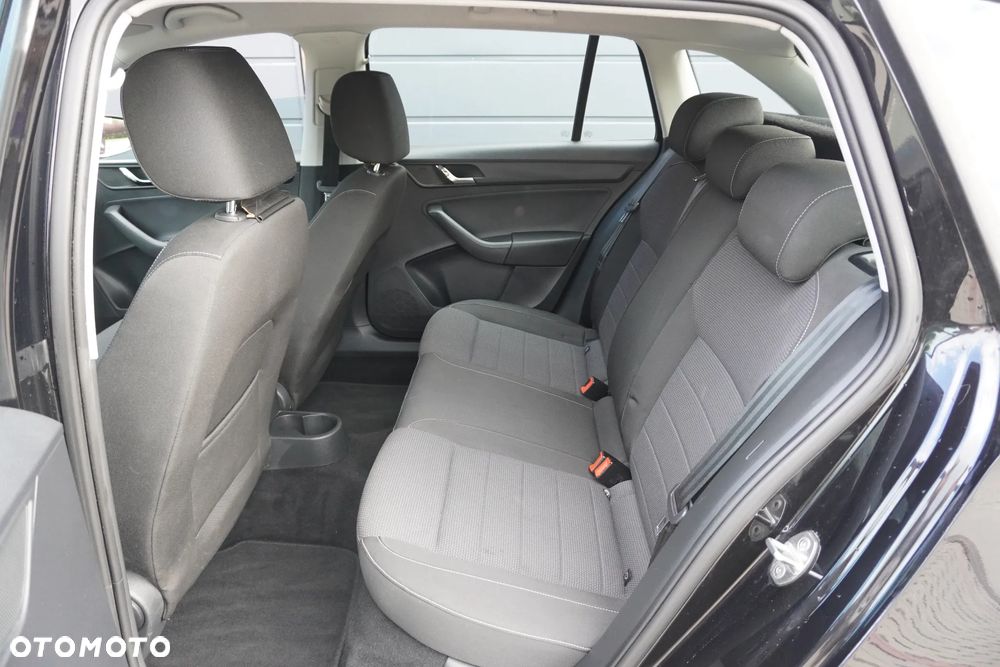 Skoda RAPID 1.2 TSI Green tec Edition - 10
