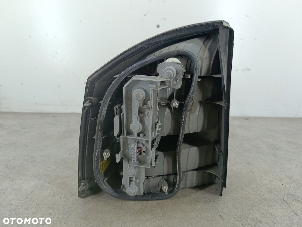 LAMPA TYLNA PRAWA OPEL VECTRA C FL 13131002 HATCHBACK - 4