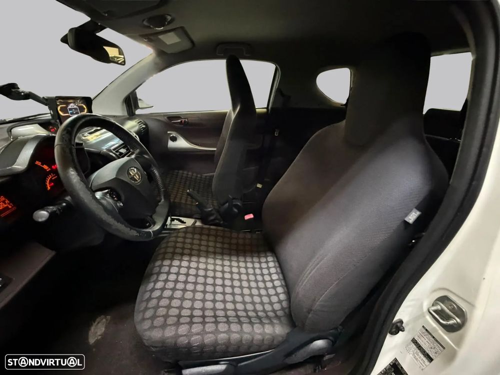 Toyota iQ - 11