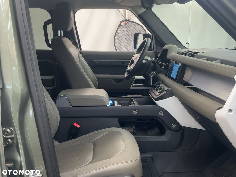 Land Rover Defender 110 D200 SE - 37