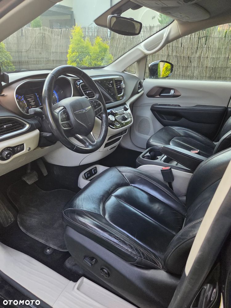 Chrysler Pacifica - 8