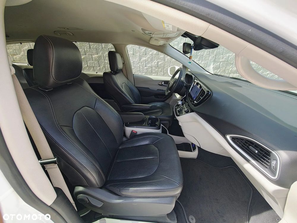 Chrysler Pacifica - 16