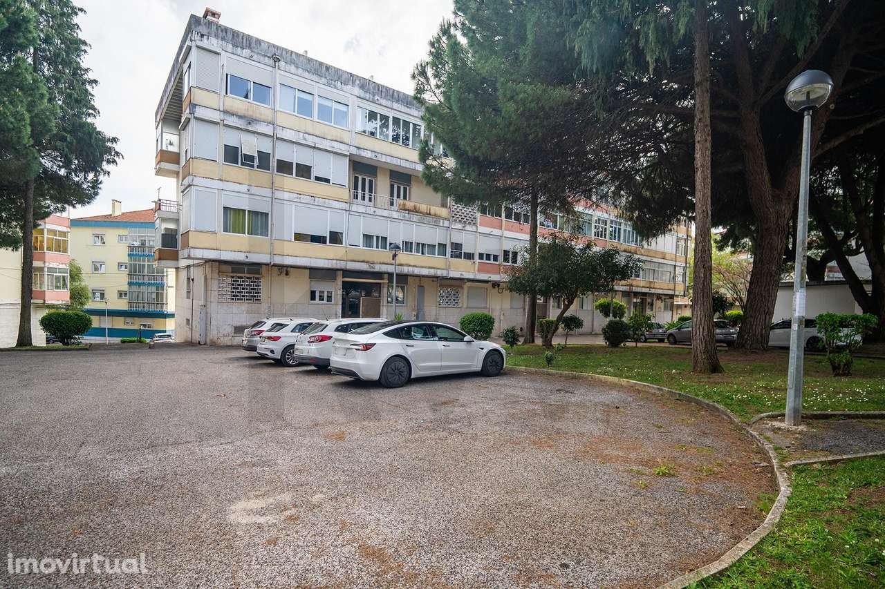 Luz, Espaço e Varandas Generosas | T2 com Potencial Único em Queluz - Grande imagem: 3/24