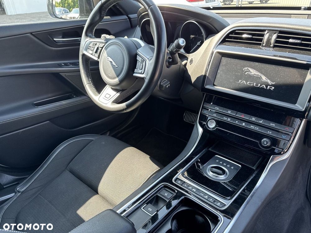 Jaguar XE - 26