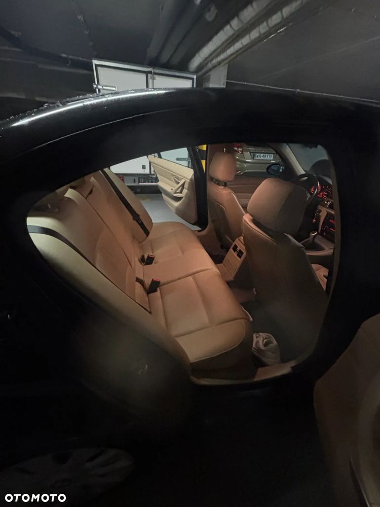 BMW Seria 3 320i - 30