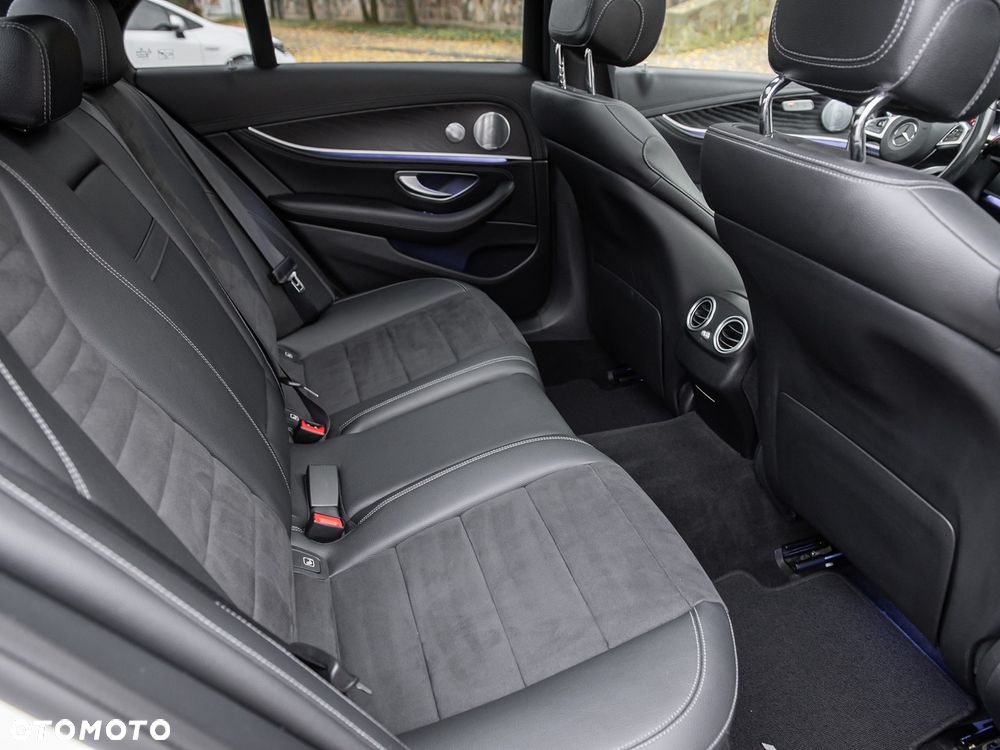 Mercedes-Benz Klasa E 220 d 4-Matic 9G-TRONIC - 33