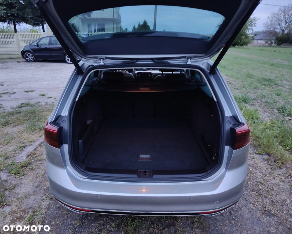 Volkswagen Passat Variant 2.0 TDI SCR DSG 4Motion Elegance - 17