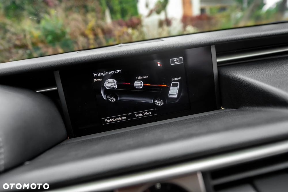 Lexus IS 300h Business Edition - 28