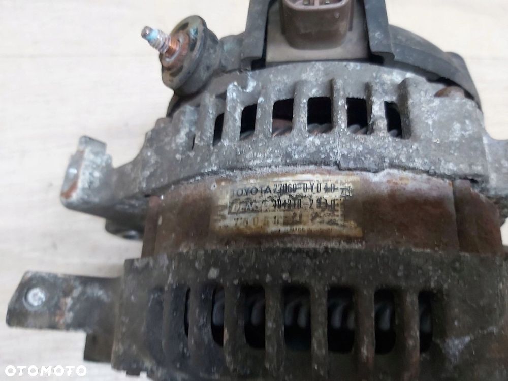 Toyota AURIS Yaris II 1,33 vvti alternator 09-15 rok 27060-0Y040 - 3