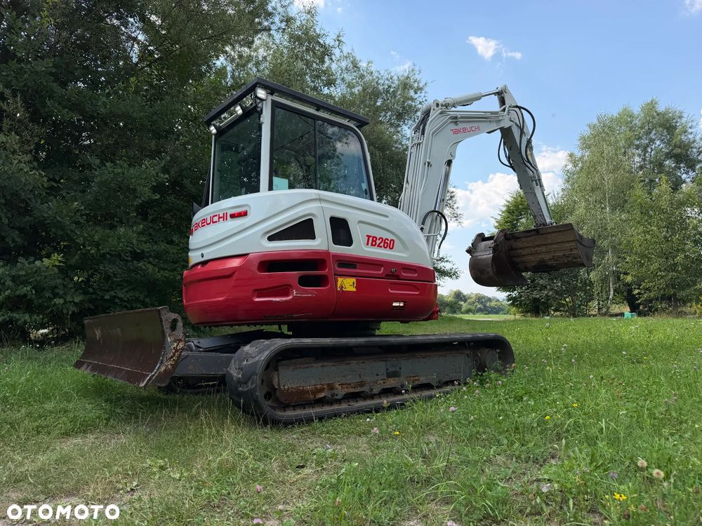 Takeuchi TB 260 Japońska Koparka Gąsienicowa 6 ton. Szybka maszyna i potężna moc. jak Nowa z Salonu 2020 rok. Niski Przebieg-2800mtg. KLIMATYZACJA. Nagłośnienie. Łyżka skarpowa oraz kopiąca. Szybko-złącze hydrauliczne. Yanmar silnik 4 cylindry! Maszyna z Norwegii. ani deka luzów i wycieków! OKAZJA Linia Hydr podwójna. Plus .Długie ramię PLUS. Oświetlenie LED dodatkowe. Zamki na tłokach. Wielka Okazja! Pełne sterowanie z dżojstików!! Aktualna DEKRA! - 4