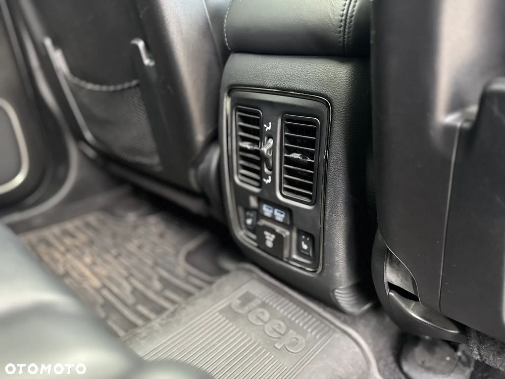 Jeep Grand Cherokee 5.7 V8 HEMI Overland Summit - 23