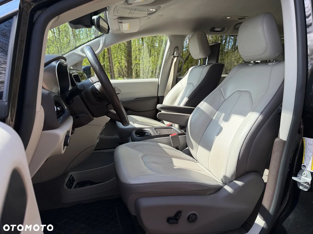 Chrysler Pacifica - 11