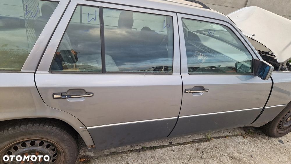 MERCEDES W124 KOMBI DRZWI PRAWY TYŁ - 1
