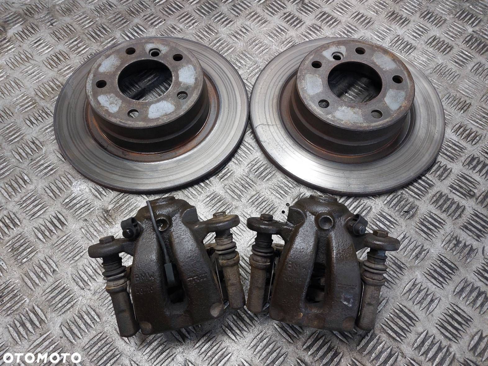 TARCZE HAMULCOWE TYŁ + KLOCKI + ZACISKI BMW E90 E91 - 1