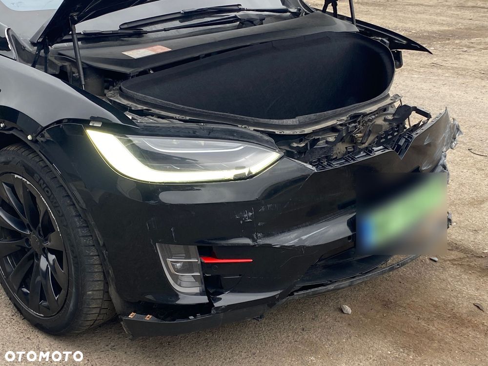 Tesla Model X - 10