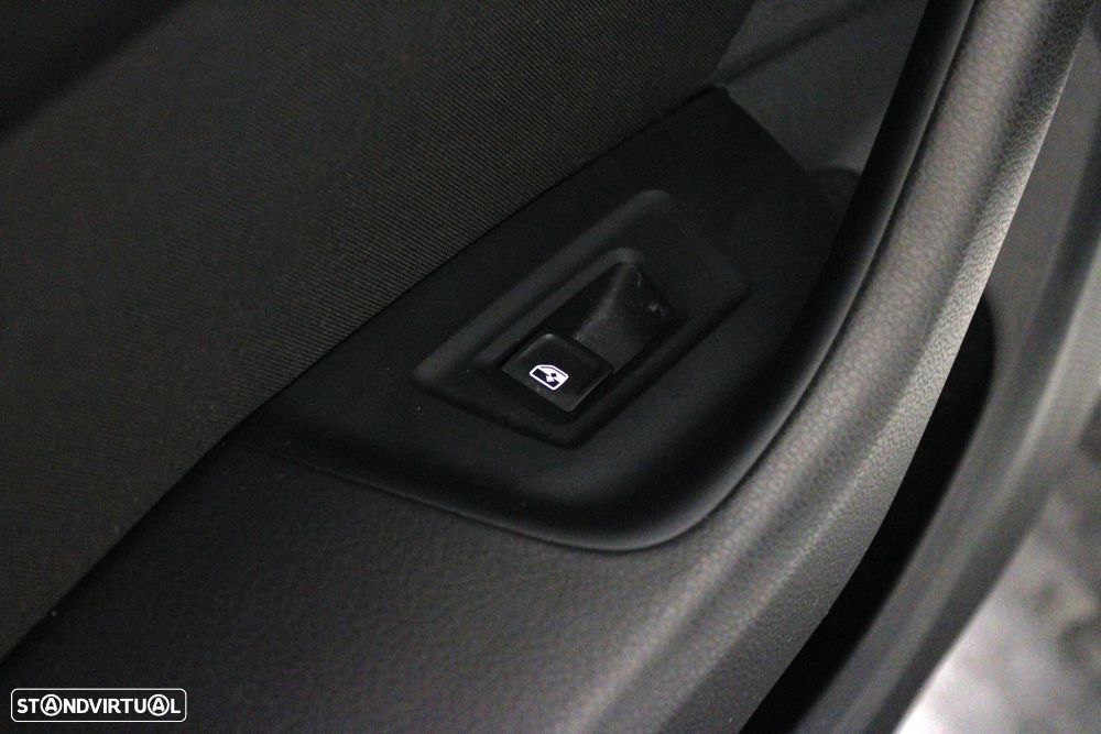 VW Passat Variant 2.0 TDI Business DSG - 39