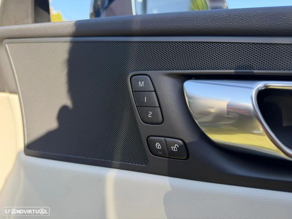 Volvo XC 60 2.0 B4 Plus Bright - 22
