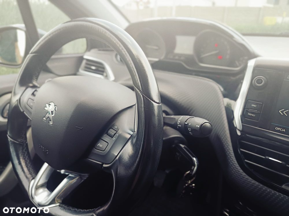 Peugeot 2008 1.2 Pure Tech Allure S&S - 21