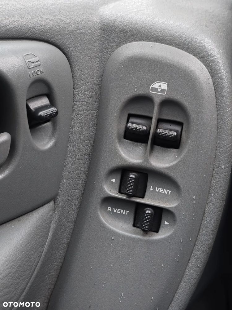 Chrysler Voyager 2.4 SE - 27