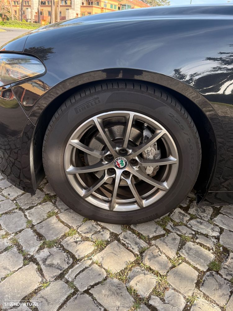 Alfa Romeo Giulia 2.2 D - 11