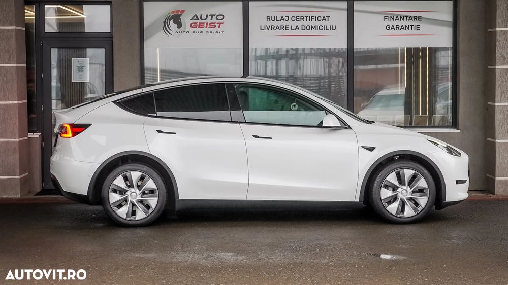 Tesla Model Y - 5