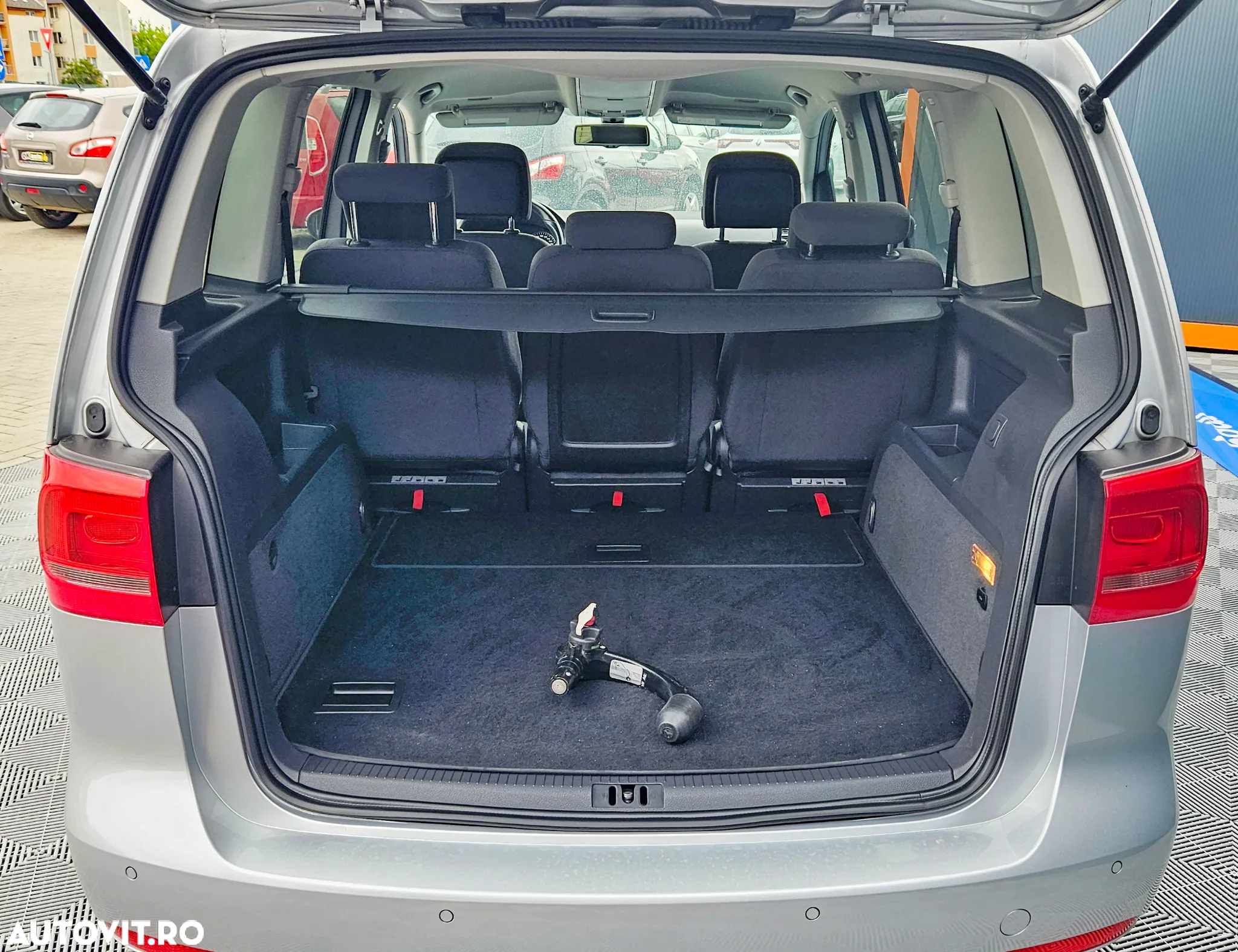 Volkswagen Touran - 12
