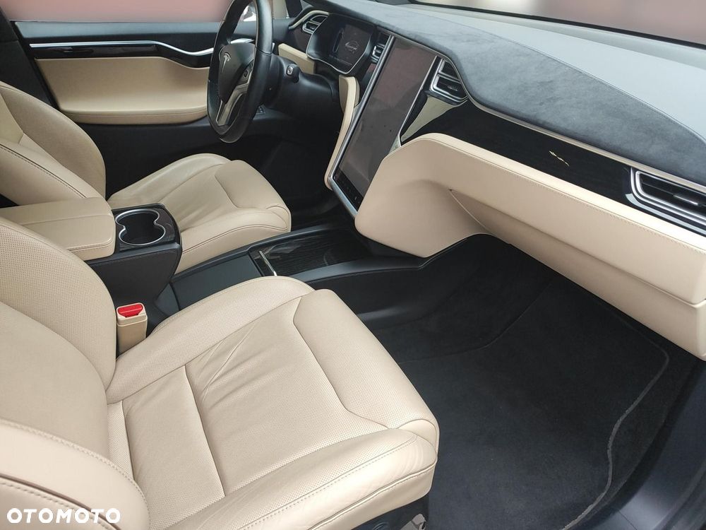 Tesla Model X 90 D - 14