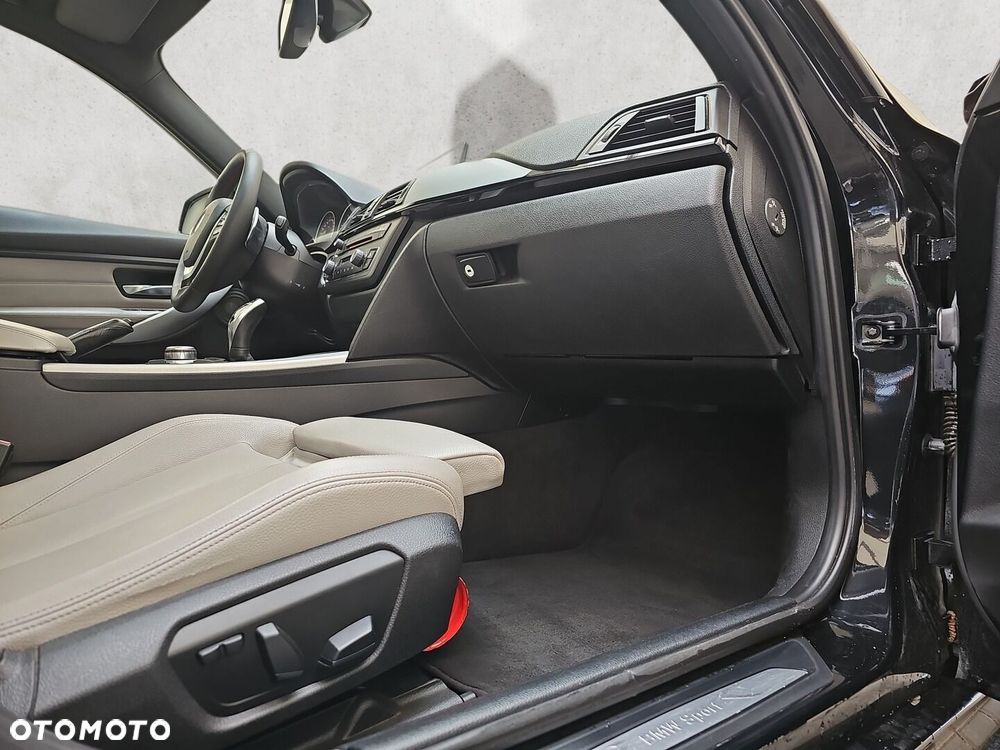 BMW Seria 3 335i xDrive Sport Line - 26