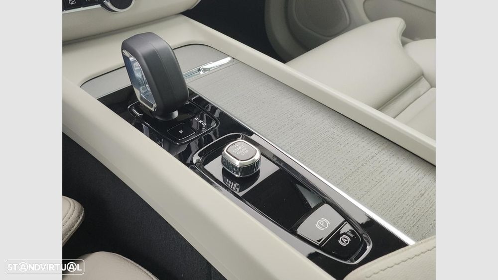 Volvo XC 60 2.0 T6 PHEV Plus Dark AWD - 19