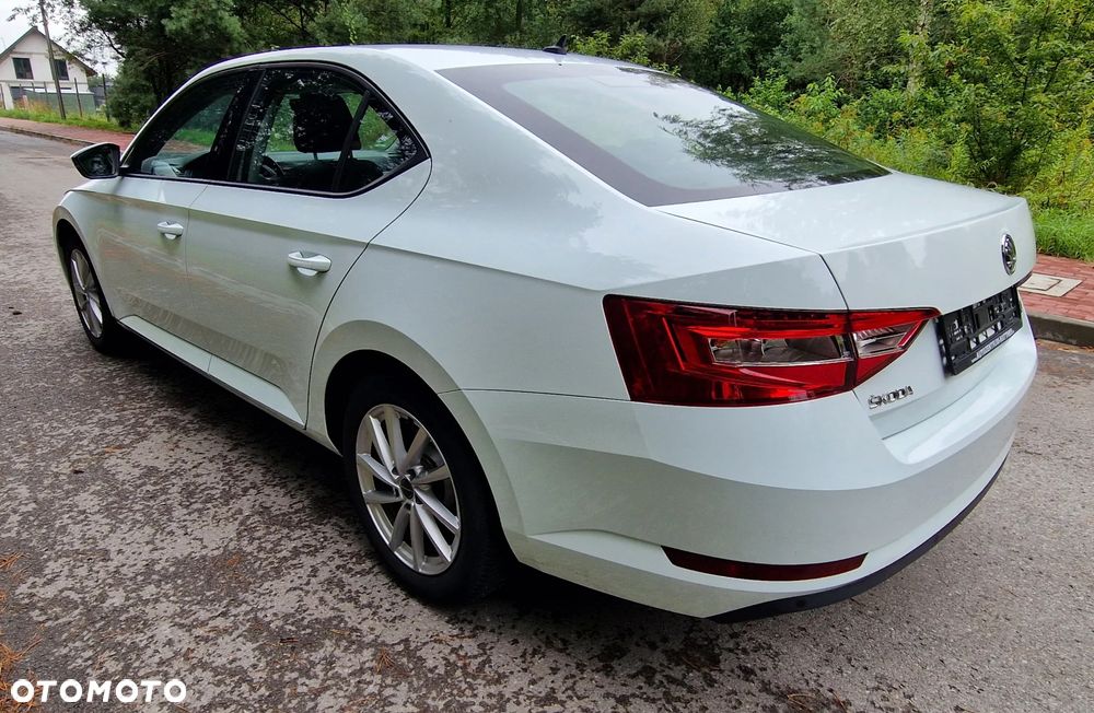 Skoda Superb 2.0 TDI Premium Edition - 9