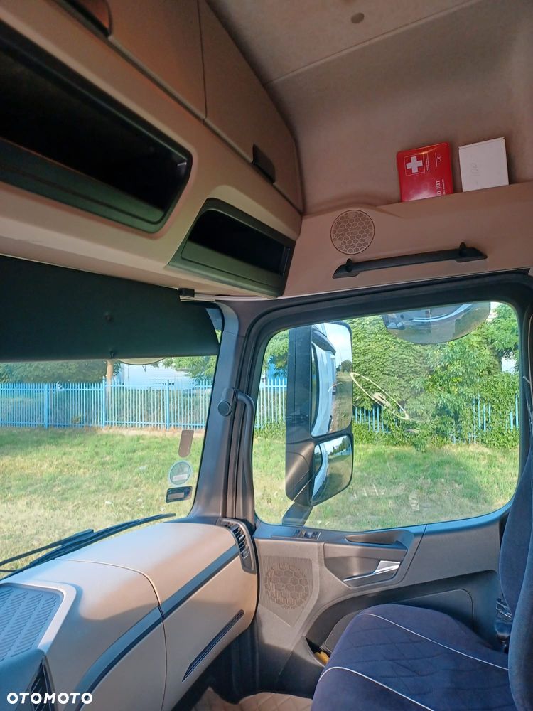 Mercedes-Benz ACTROS - 10
