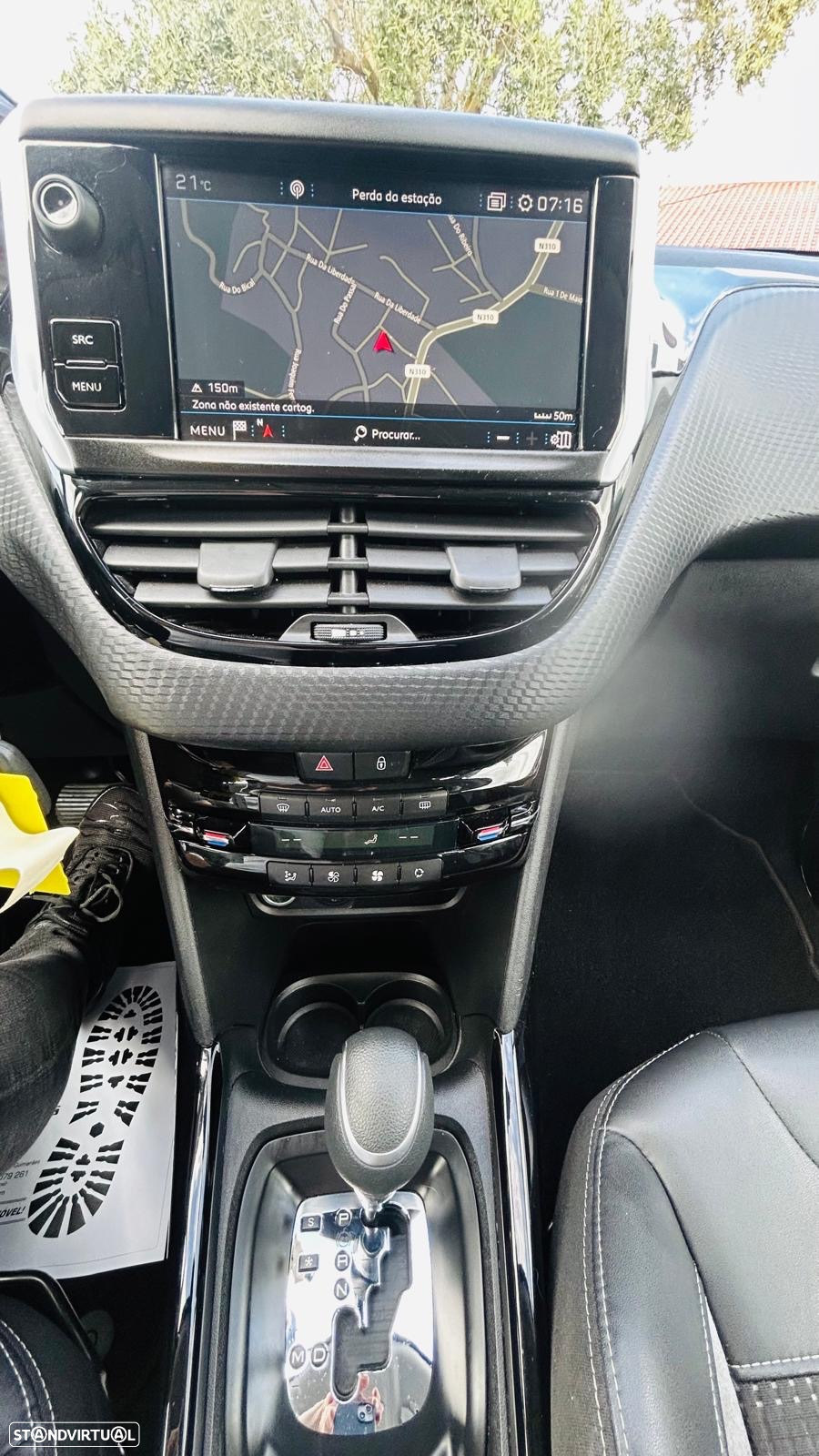 Peugeot 2008 1.2 PureTech Allure EAT6 - 4