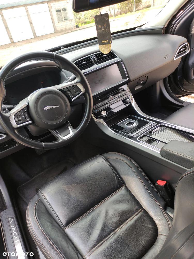 Jaguar XE 2.0 D Prestige - 13