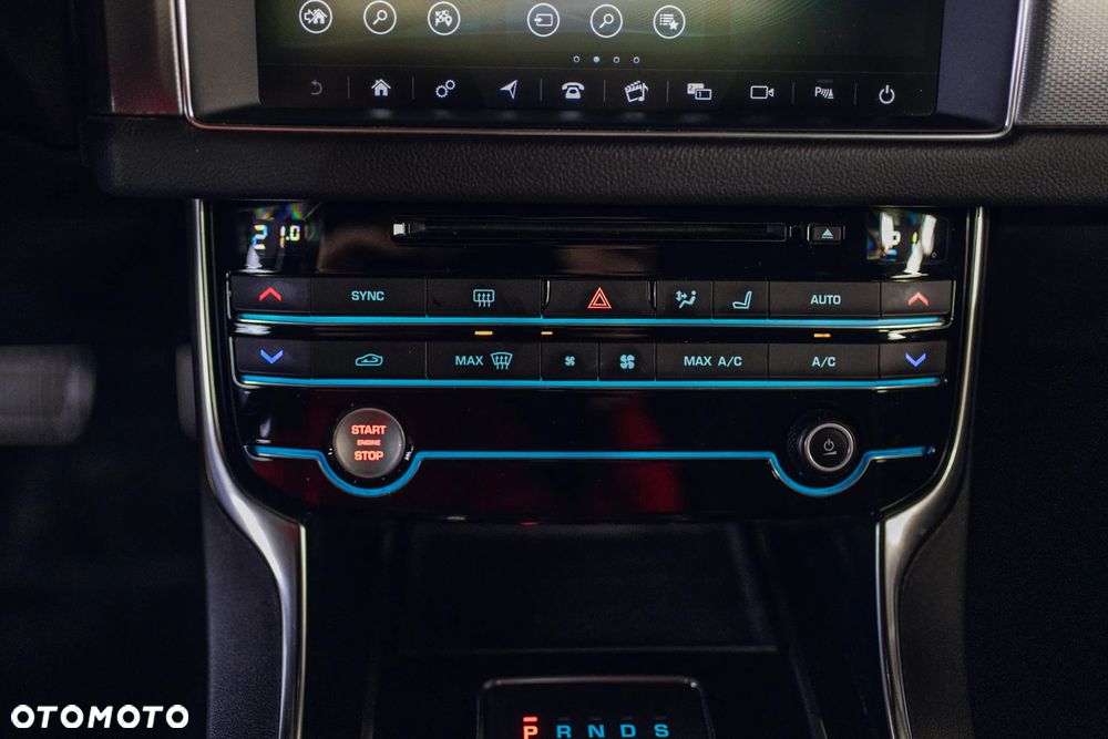 Jaguar XF 2.0 i4D AWD R-Sport - 31