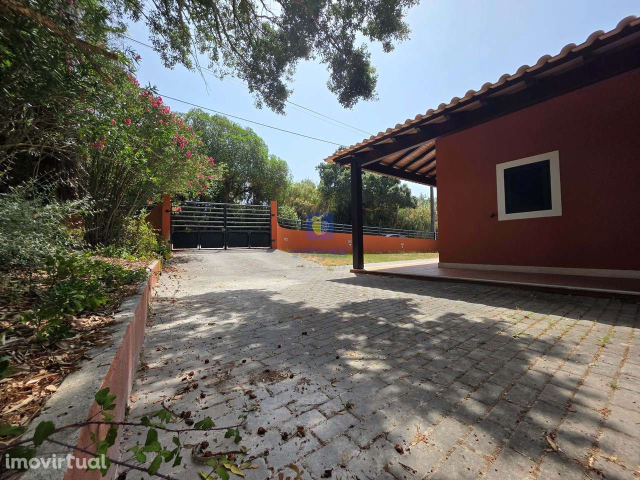 Moradia Térrea com Terreno de 7665m2, Piscina e Sala de Jogos apenas a - Grande imagem: 5/60