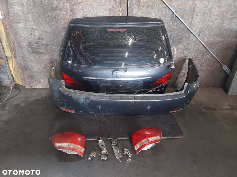 KOMPLETNY TYŁ KLAPA BAGAŻNIKA ZDERZAK LAMPY TOYOTA AVENSIS VERSO I 1E2 - 1