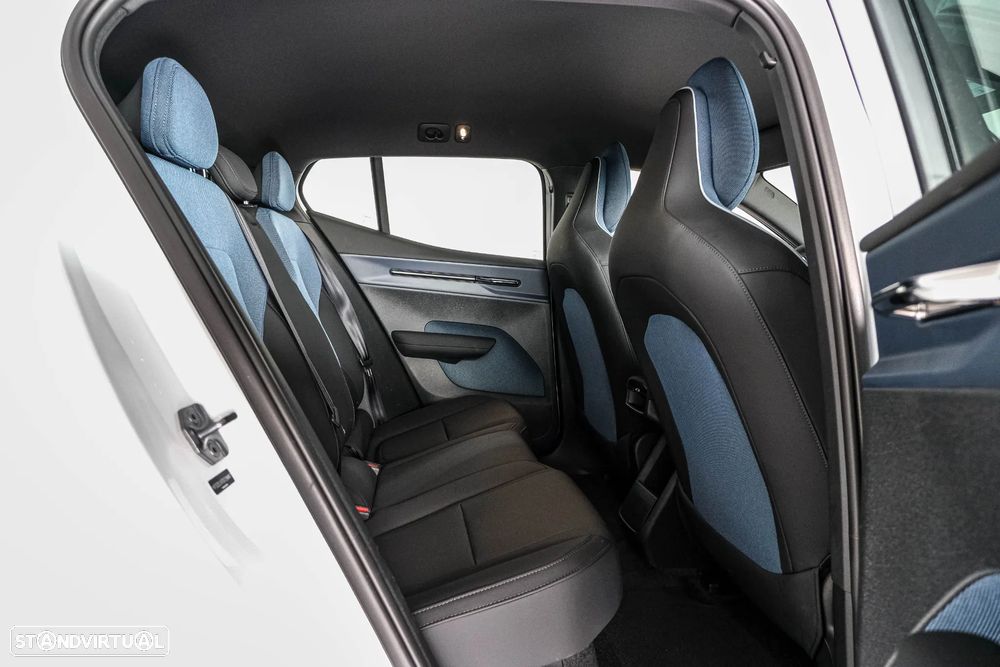 Volvo EX30 Single Motor Extended Range RWD Core - 32