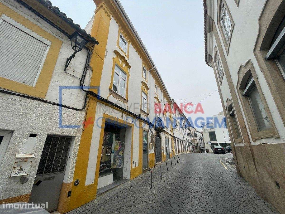Prédio urbano de 3 pisos, 320m² de área bruta, no centro histórico ... - Grande imagem: 2/30