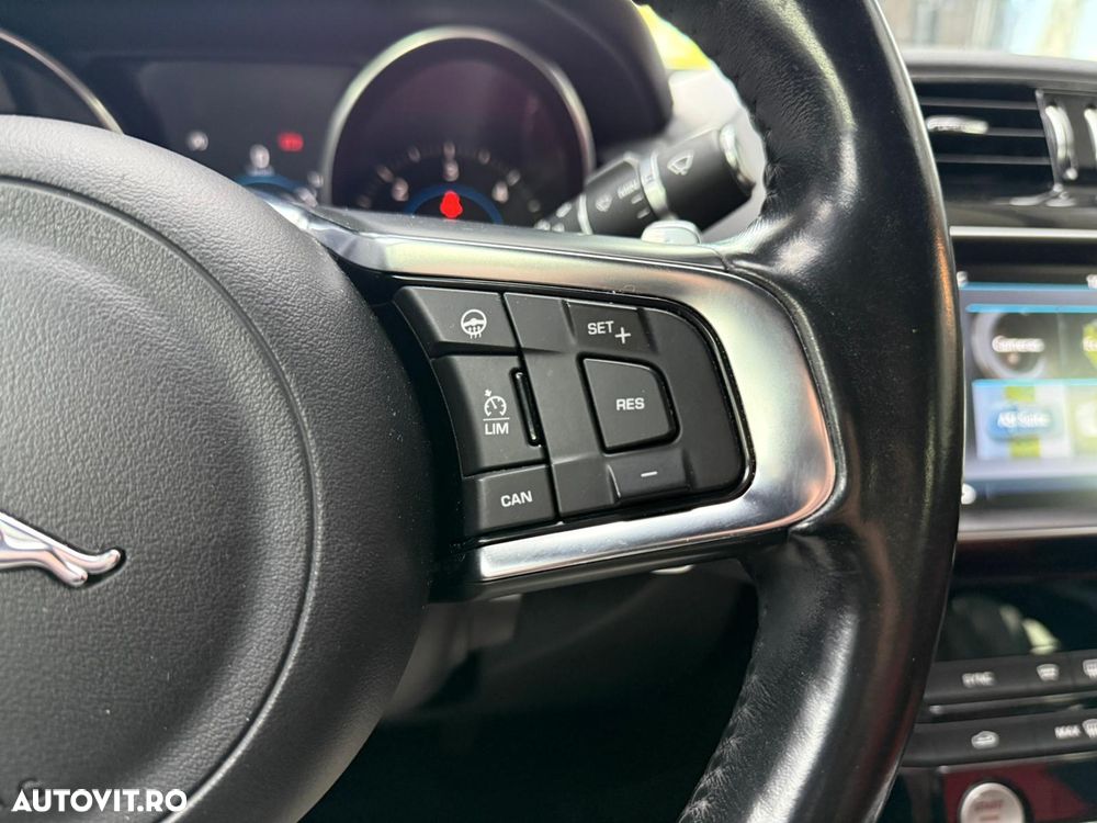 Jaguar XE 2.0 AWD R-Sport - 19