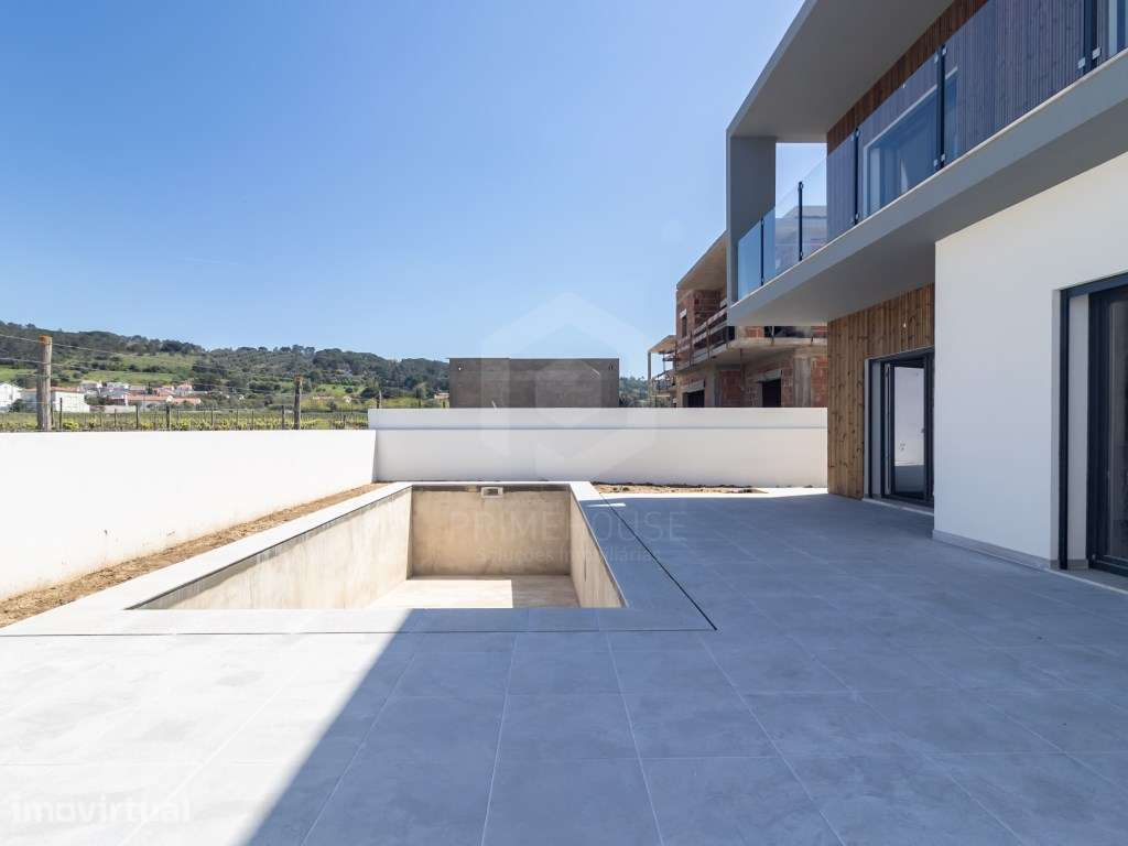 Moradia Isolada T4 com Piscina com vista desafogada para a Serra - Grande imagem: 3/51