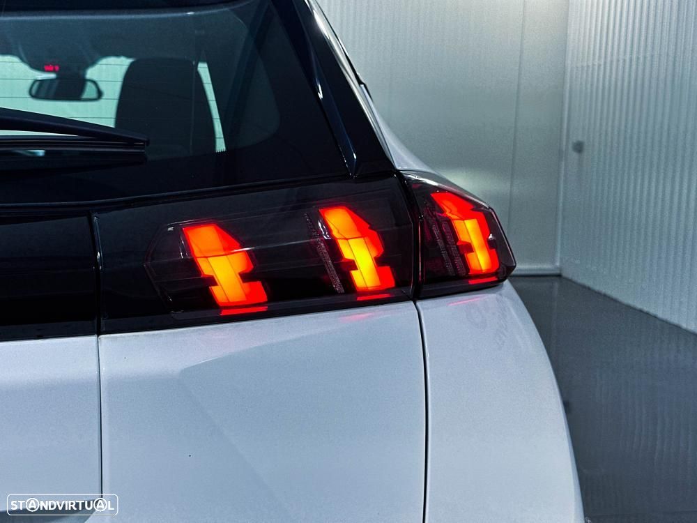 Peugeot 2008 1.2 PureTech Allure EAT8 - 33