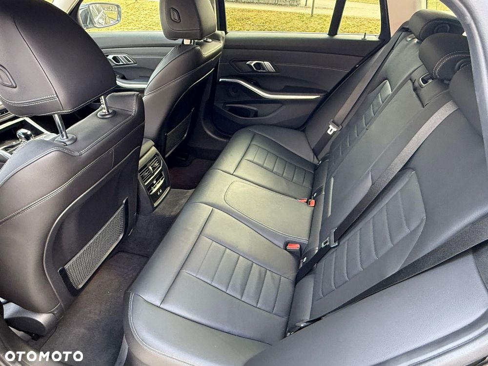 BMW Seria 3 320d xDrive Edition Luxury Line Purity - 32